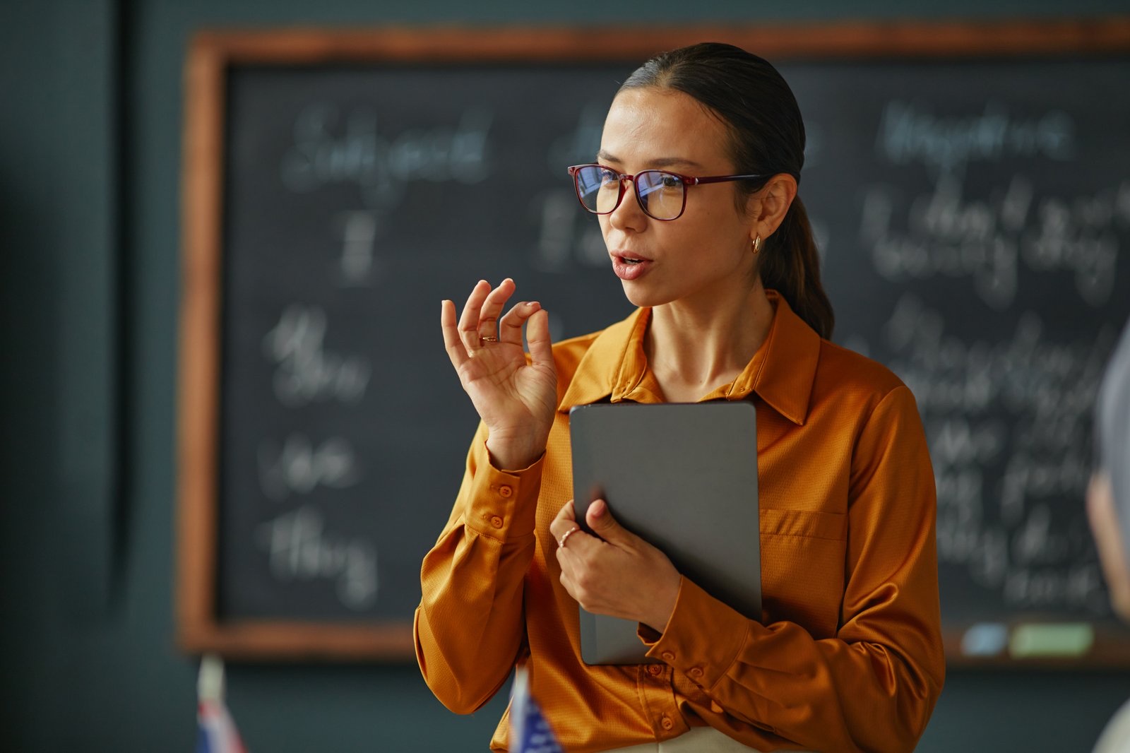 Insegnante che spiega un obiettivo di apprendimento misurabile